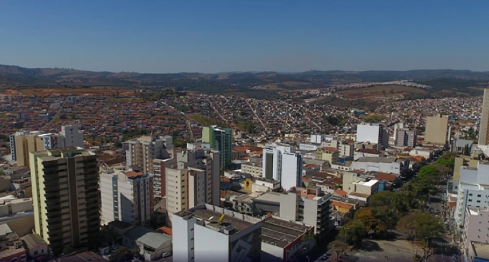 Após cerca de uma hora de choro, bebê é resgatado sozinho dentro de casa em Varginha