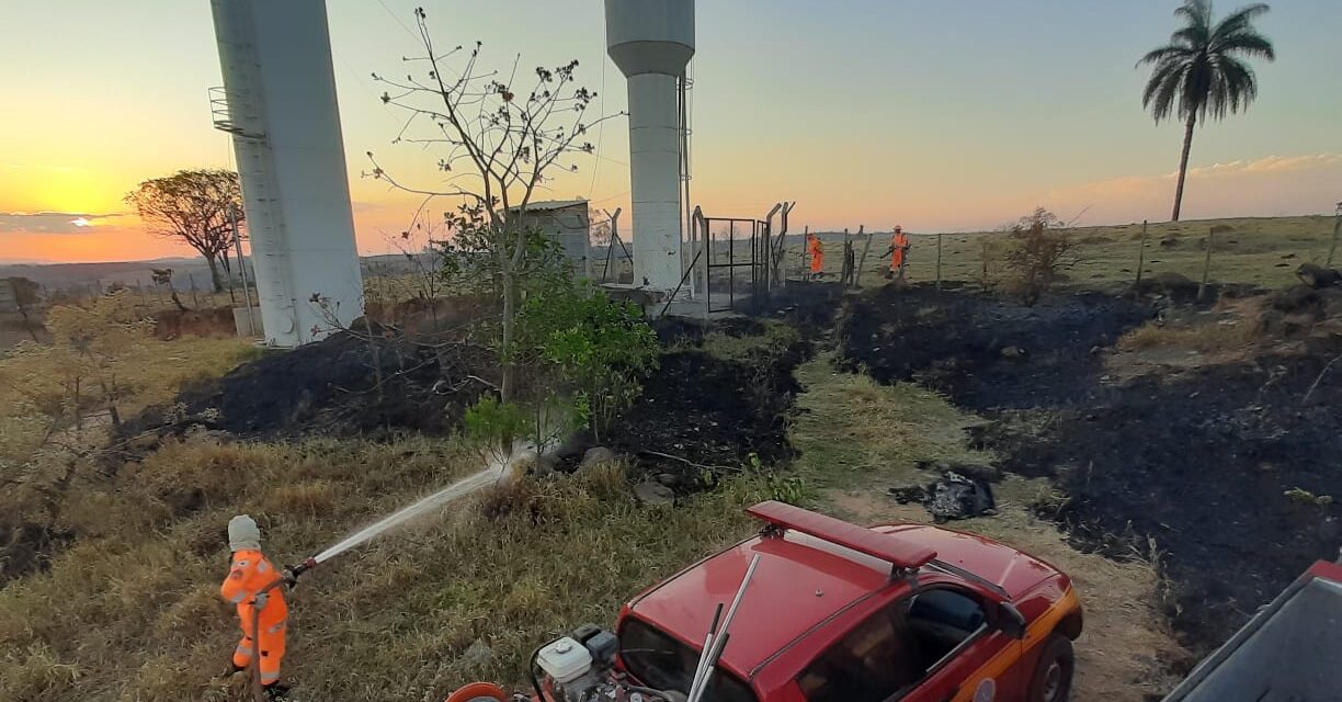 Incêndio atinge vegetação e danifica tubulações de reservatório em Formiga