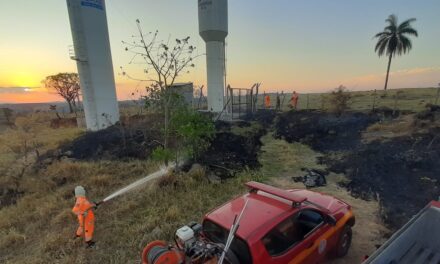 Incêndio atinge vegetação e danifica tubulações de reservatório em Formiga