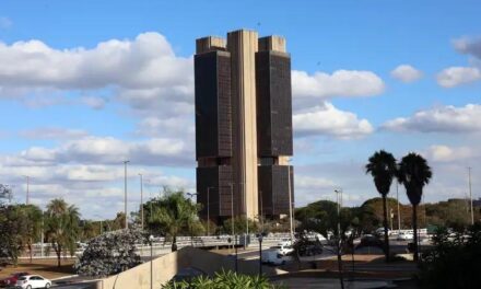 Juros do rotativo do cartão de crédito sobem e alcançam 451,5% ao ano, segundo Banco Central
