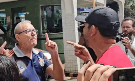 MTST e bolsonaristas trocam xingamentos e empurrões em frente ao condomínio de Bolsonaro