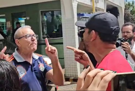 MTST e bolsonaristas trocam xingamentos e empurrões em frente ao condomínio de Bolsonaro