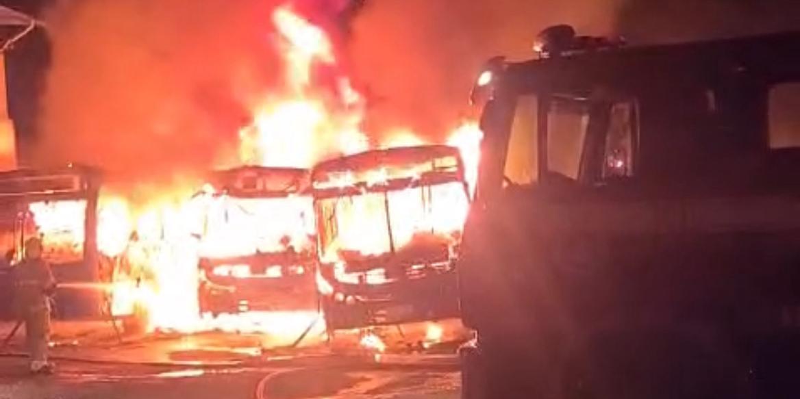 Incêndio atinge garagem de ônibus em Ponte Nova; suspeita é de ação criminosa