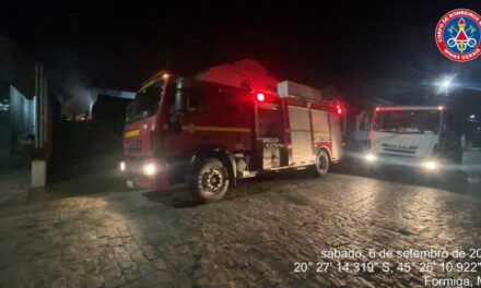 Incêndio destrói depósito em Formiga e mobiliza bombeiros por mais de cinco horas