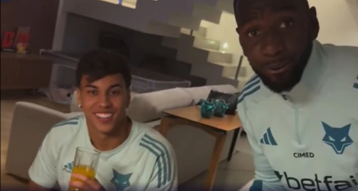 Dois gols, dois sucos e um frango: Cruzeiro despacha o Galo e vai à semi