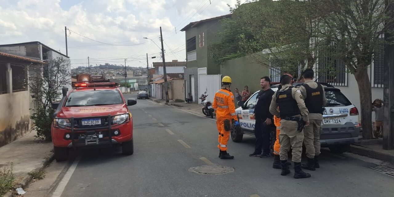 Corpo em avançado estado de decomposição é retirado de casa por bombeiros em Campo Belo