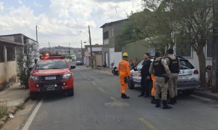 Corpo em avançado estado de decomposição é retirado de casa por bombeiros em Campo Belo