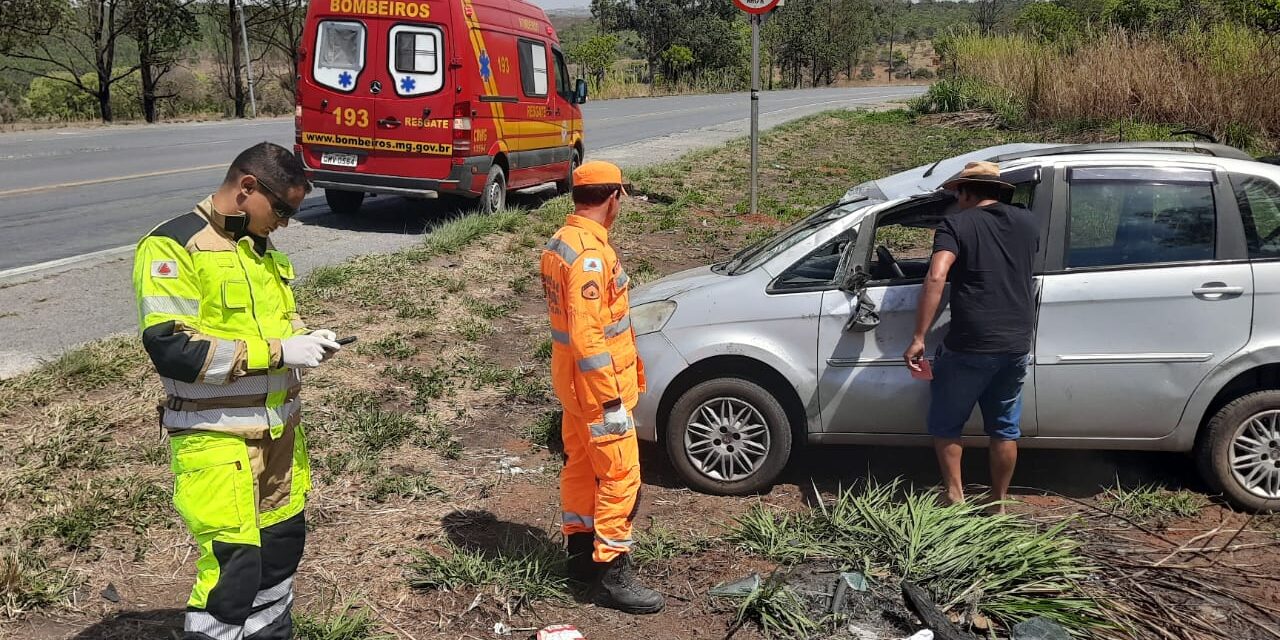Capotamento na BR-354 mobiliza bombeiros e SAMU em Formiga