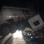 Carreta forma “L” e interdita parcialmente a BR-354 em Bambuí