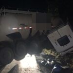 Carreta forma “L” e interdita parcialmente a BR-354 em Bambuí