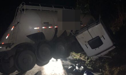 Carreta forma “L” e interdita parcialmente a BR-354 em Bambuí