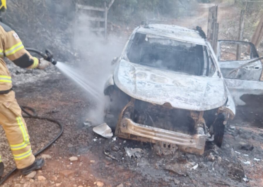 Bombeiros contêm incêndio em veículo na zona rural de Formiga