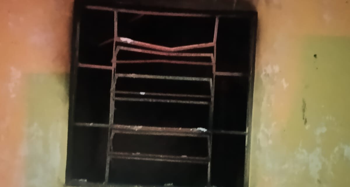 Casa abandonada pega fogo durante a madrugada em Lagoa da Prata