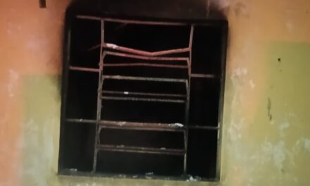 Casa abandonada pega fogo durante a madrugada em Lagoa da Prata