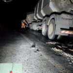Acidente com carreta provoca risco de derrapagem na BR-354, em Bambuí
