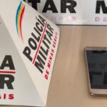 PM prende mulher por furto de celular em igreja no centro de Itapecerica