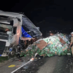 Caminhão carregado com cerveja tomba na MG-050 em Passos