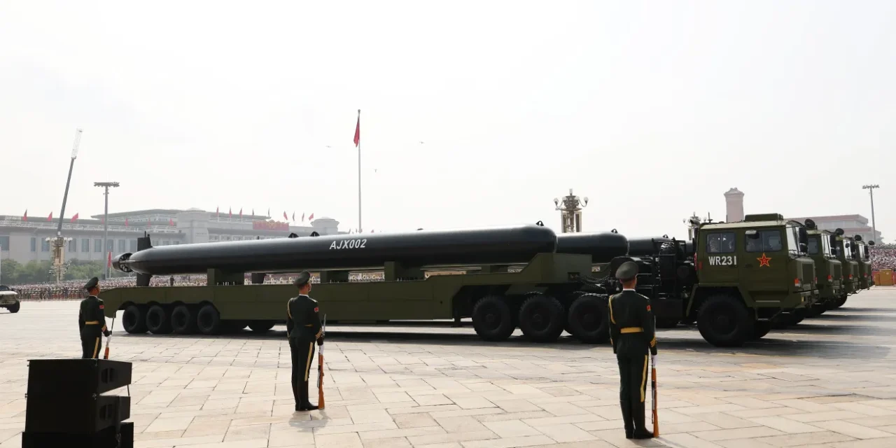 China se consolida como quarto maior exportador mundial de armas em desfile militar histórico