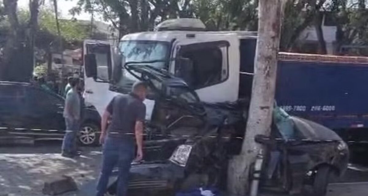 Caminhão desgovernado atinge carros e mata duas pessoas na Grande BH