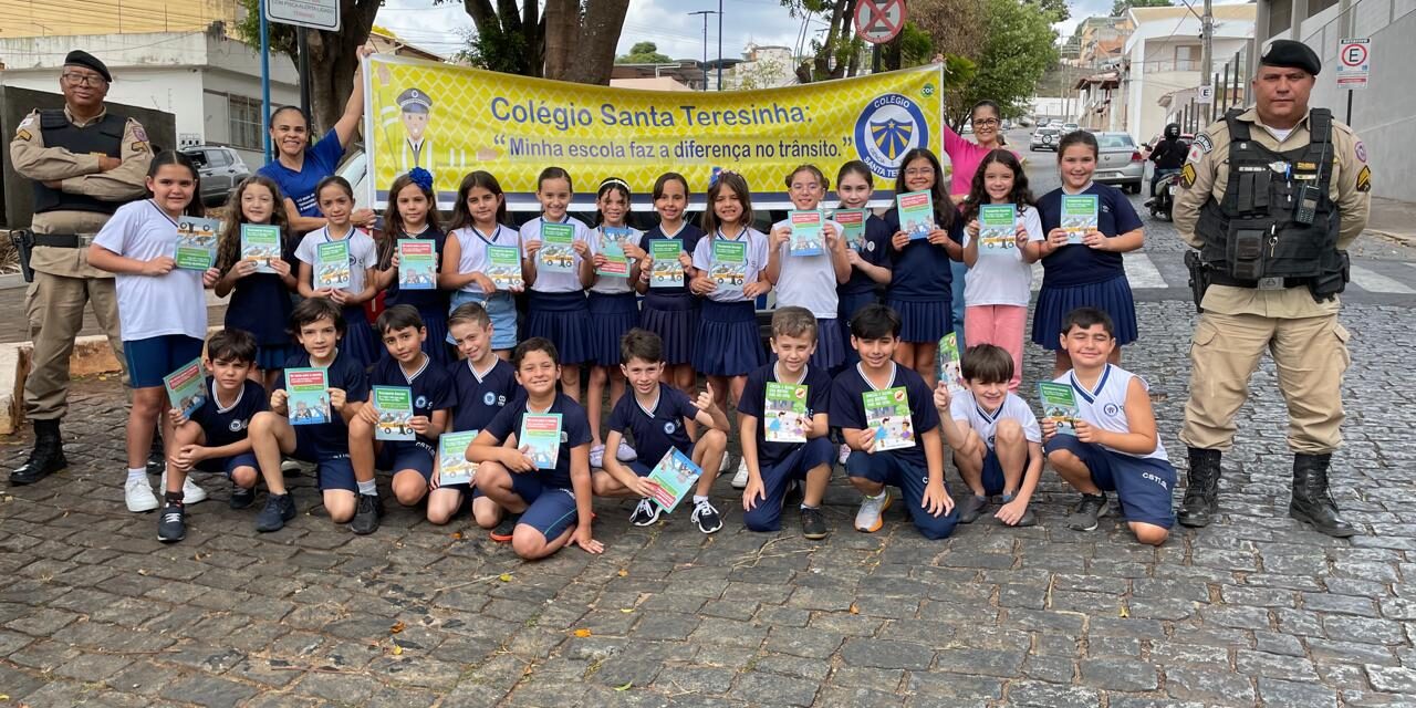 PM realiza blitz educativa com alunos do Colégio Santa Teresinha durante Semana Nacional do Trânsito