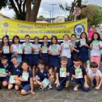 PM realiza blitz educativa com alunos do Colégio Santa Teresinha durante Semana Nacional do Trânsito