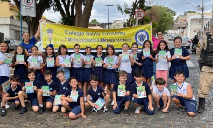 PM realiza blitz educativa com alunos do Colégio Santa Teresinha durante Semana Nacional do Trânsito