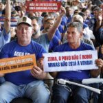 Sob protestos de trabalhadores, governo Zema defende privatização da Copasa