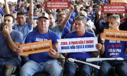 Sob protestos de trabalhadores, governo Zema defende privatização da Copasa