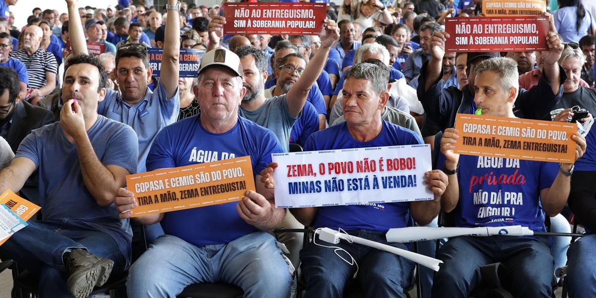 Sob protestos de trabalhadores, governo Zema defende privatização da Copasa