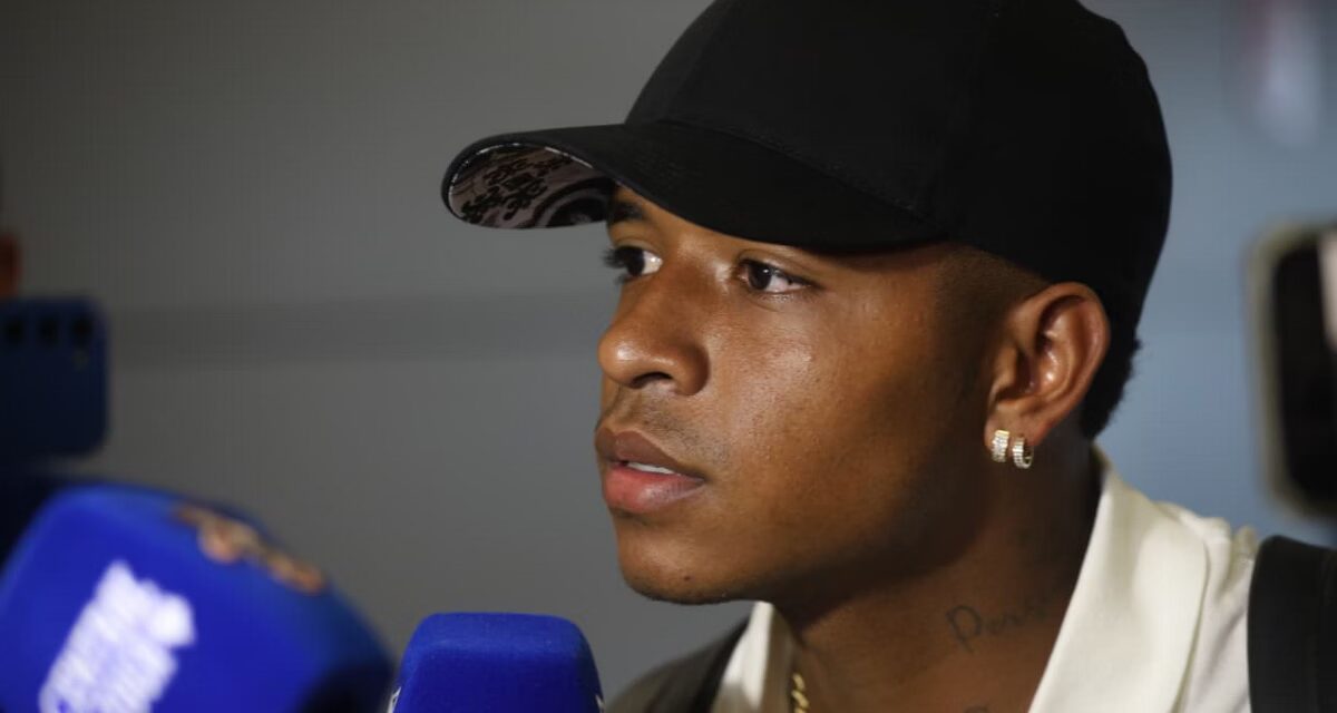 Cruzeiro anuncia atacante Keny Arroyo no último dia da janela