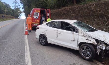 Bombeiros socorrem vítimas de capotamento na MG-050, em Pedra do Indaiá