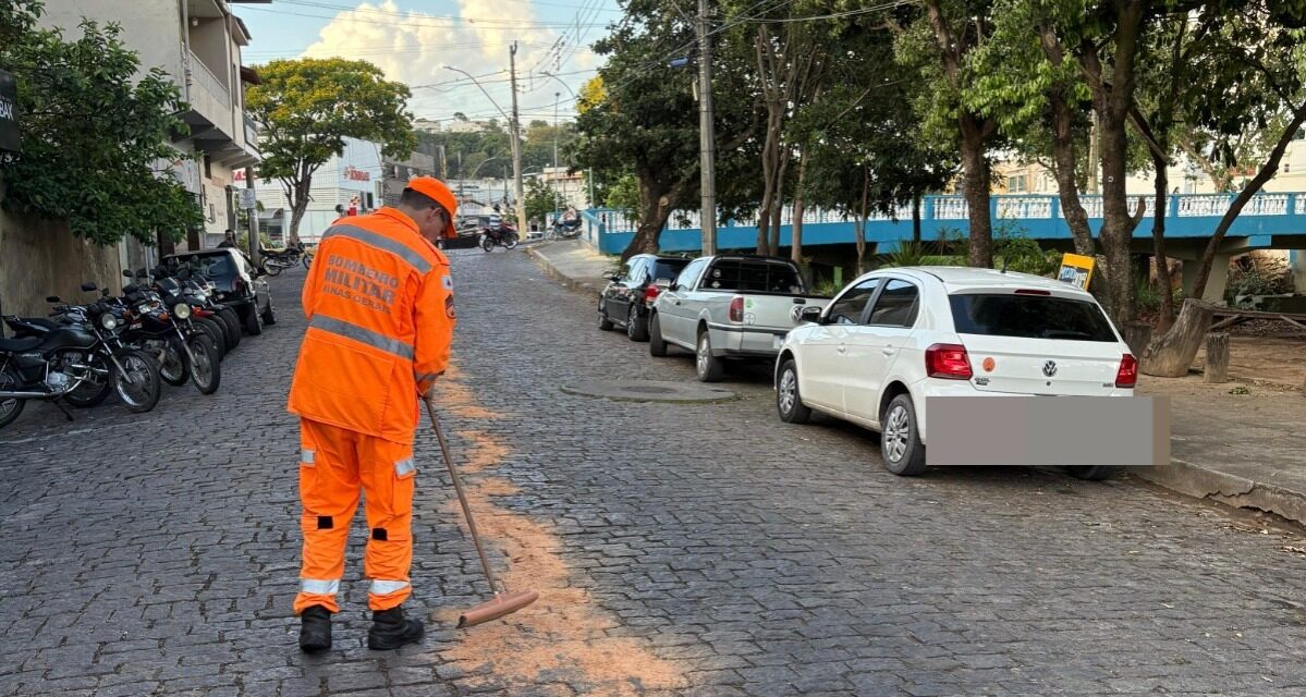 Bombeiros contêm vazamento de óleo em rua do Centro de Formiga
