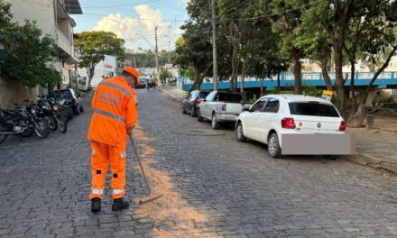Bombeiros contêm vazamento de óleo em rua do Centro de Formiga