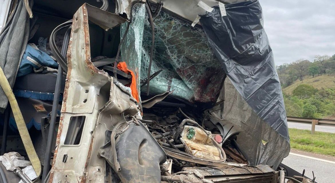 Engavetamento entre carretas deixa um morto na BR-381, em Carmópolis de Minas