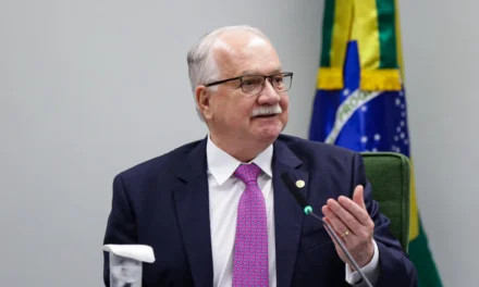 Edson Fachin assume presidência do STF em cerimônia com presença de autoridades