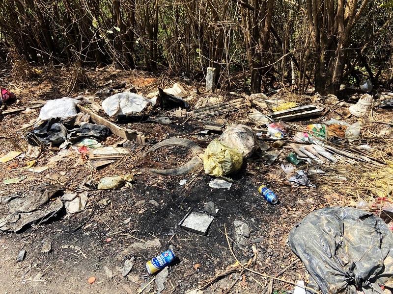 Cabe à Prefeitura cuidar da limpeza, porém, também é dever da população evitar o descarte de lixo em locais impróprios