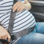 Gestação e pós-parto exigem cuidados redobrados ao volante, orienta Abramet