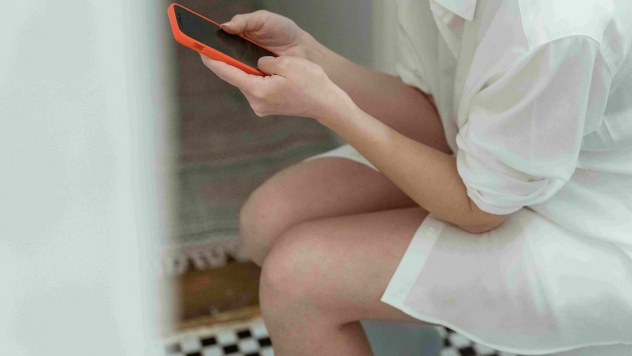 Uso do celular no banheiro eleva em 46% o risco de hemorroidas, aponta estudo
