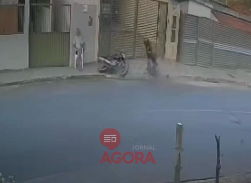 Câmera registra imagens de atropelamento de idoso em Formiga