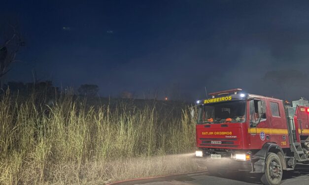 Incêndio atinge área de pastagem no bairro Vila Giarola, em Formiga