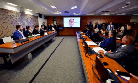 Crise entre Poderes: Senado quer parar julgamento de Bolsonaro após acusações contra Moraes