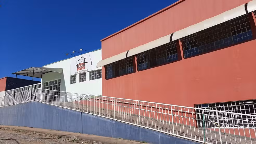 Surto de Covid-19 atinge 17 idosos em lar de Itaúna