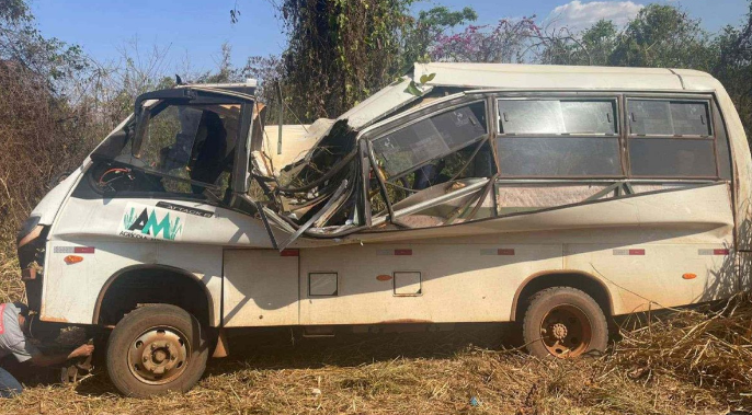 Micro-ônibus com trabalhadores da cana capota e deixa nove feridos em MG