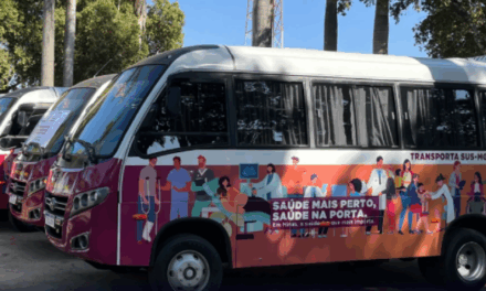 Governo de Minas entrega 15 micro-ônibus para transporte de pacientes no interior do estado
