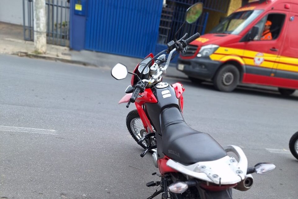 Motociclista sofre escoriações após falha nos freios no centro de Formiga