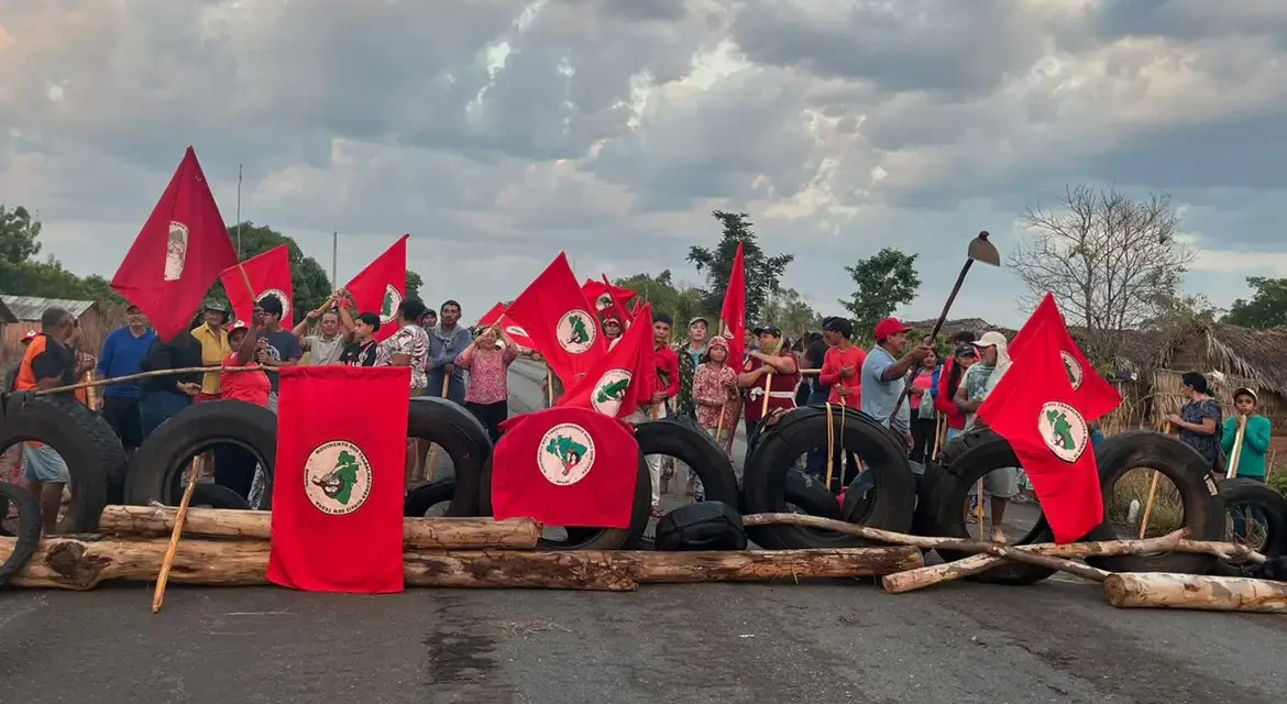 Tocantins: MST bloqueia rodovia para cobrar desapropriação de área