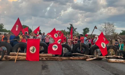 Tocantins: MST bloqueia rodovia para cobrar desapropriação de área
