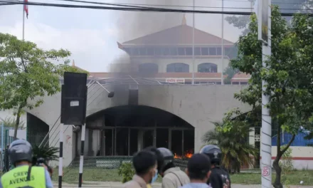 Esposa de ex-primeiro-ministro do Nepal é queimada viva durante protestos violentos