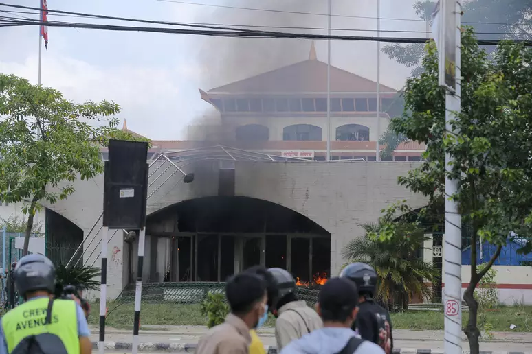 Esposa de ex-primeiro-ministro do Nepal é queimada viva durante protestos violentos