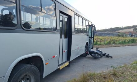 Acidente entre ônibus e moto deixa jovem ferido em Formiga